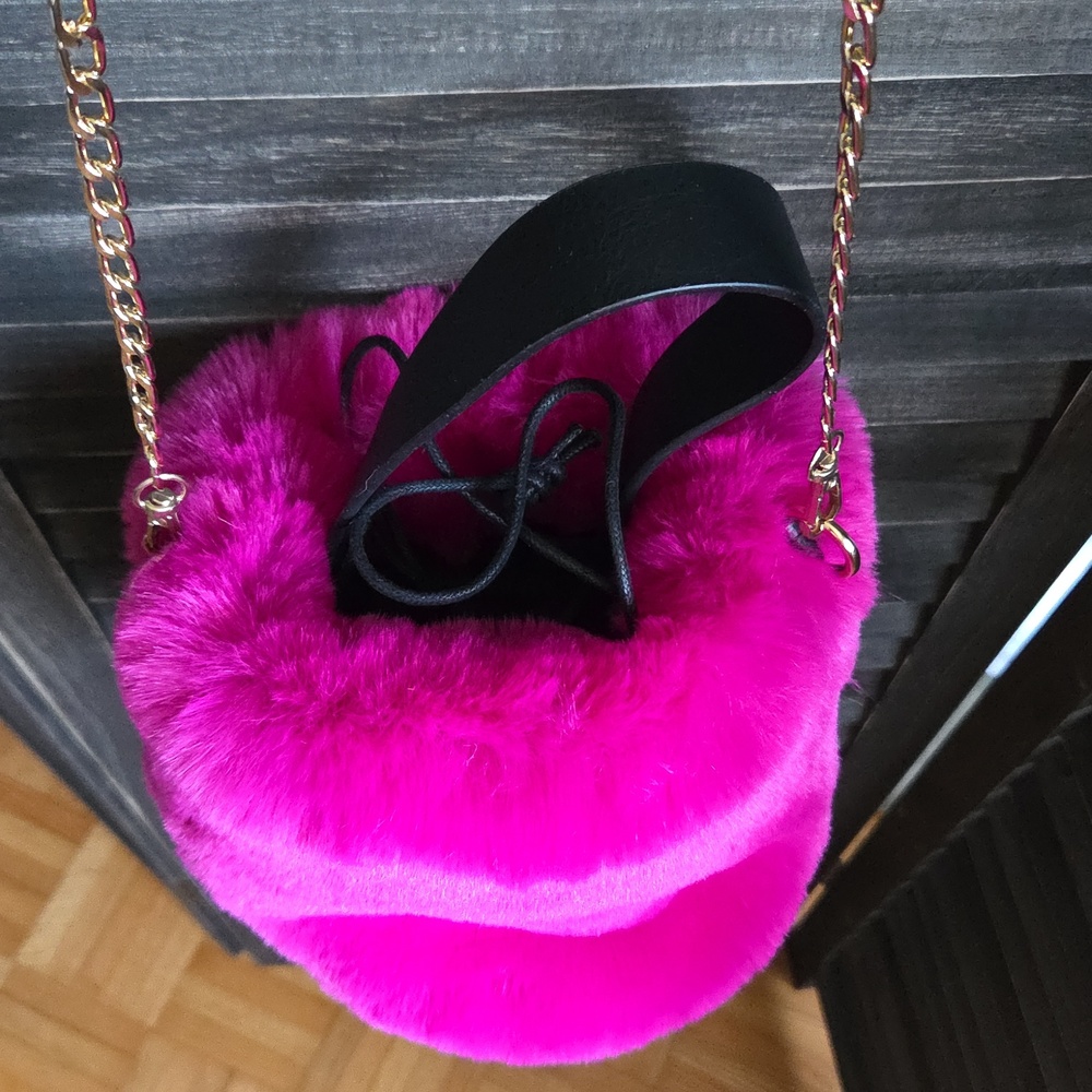Unbranded Fuchsia Faux Fur Crossbody Bag with Gold Chain - Picture 3 of 4